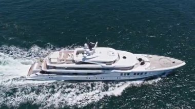 Miami, Florida, ABD - 20 Mayıs 2025 Tekne Turizmi. Lüks bir yaşam tarzı. Yaz tatili. Denizde yat. Sefer teknesi denizde yüzüyor. Motorlu tekne drone görüntüsü. Lüks tekne motorlu yatı denizde.