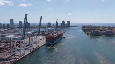 Miami, Florida, ABD - 21 Mayıs 2025 Miami Limanı. Kargo gemisi Miami 'de konteynırla dolu, anten. Nakliye konteynırı. Kargo konteynırlı Miami hava limanı. İhraç ve ithalat. Kargo işi..