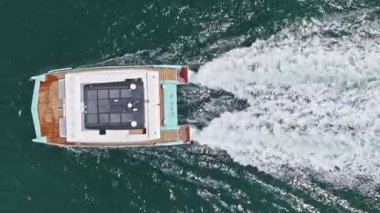 Miami, Florida, ABD - 26 Mayıs 2025 Yaz Tatili. Lüks seyahat yaşam tarzı. Yaz tatili. Denizdeki hava katamaranı. Deniz yolculuğu. Katamaran denizde yüzüyor. Lüks katamaran yatı. Büyük yat gezisi..