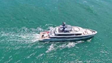 Miami, Florida, ABD - 26 Mayıs 2025 Lüks yaşam tarzı. Yaz tatili. Denizde yat. Sefer teknesi denizde yüzüyor. Motorlu tekne gezisi. Denizde lüks tekne motorlu yatı. Tekne turizmi..