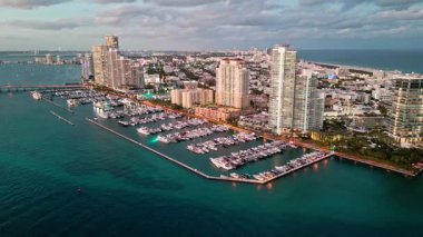 Lüks Güney Sahili marinası. Lüks bir yat. Miami güney sahili manzaralı. Gün batımı manzarası. Yat kulübü. Marina Miami, Florida 'da. Özel rıhtım. Lüks yatı olan Güney Point Miami marinası. Yaz tatili.