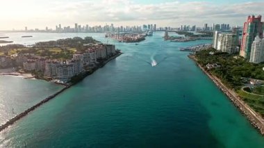 Havadan panoramik görüntü. Miami limanı ve marina. Lüks marinalı Miami şehri. Deniz marinası lüks gökdeleni. Miami 'de Skyline. Manzaralı hava manzarası. Miami güney sahili manzarası. Balıkçı Adası.