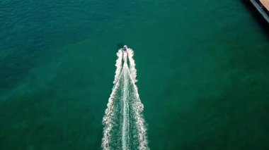 Denize açılmak. Yat üstü manzarası. Sürat teknesi denizde yüzüyor. Yat limanına giden tekne. Yelkencilik ve yat turizmi. Lüks bir yaşam tarzı. Yaz tatili. Havadan açık deniz botu. Yat yavaşça sürükleniyor..