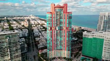 South Pointpark 'taki gökdelen. Lüks otel gökdeleni. Havadan Miami plajı. Lüks hava manzarası. Güney noktası. Miami 'de gökdelen mimarisi. Miami güney sahili hava günbatımı.