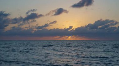 Deniz batımı ufku. Gün batımı bulutlu gökyüzü. Yaz tatilinde deniz manzarası. Deniz ufkuyla gökyüzü. Gemiyle Horizon gün doğumu denizi. Gün doğumu deniz manzarası. Romantik yaz tatili deniz manzarası.