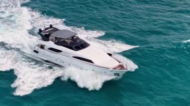 Yat teknesi turu. Lüks tekne yatı. Sürat teknesi denizde. Lüks pahalı deniz yatı. Motorlu yat lüks gemi. Tekne motorlu antenleri. Yaz tatili. Hava manzaralı motorlu tekne. Okyanus manzarası.