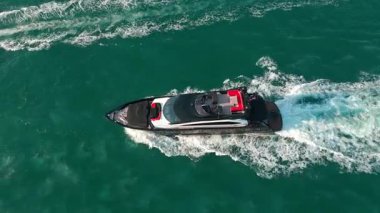 Motorlu yat lüks gemi. Tekne motorlu antenleri. Yaz tatili. Hava manzaralı motorlu tekne. Yat teknesi turu. Lüks tekne yatı. Sürat teknesi denizde. Denizdeki lüks özel yat. 4k görüntü.