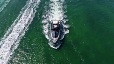 Denizde lüks tekne motorlu yatı. Tekne turizmi. Lüks bir yaşam tarzı. Yaz tatili. Denizde yat. Sefer teknesi denizde yüzüyor. Güneşli güverte hava manzaralı motorlu tekne..