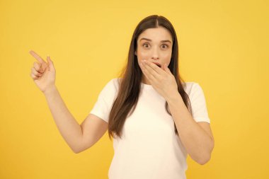 Kadın fotokopi alanını işaret ediyor, kopyalama alanını gösteriyor. Promosyon, reklam içerikli jest gösteren kız, elle işaret ederek ürünü tavsiye ediyor.