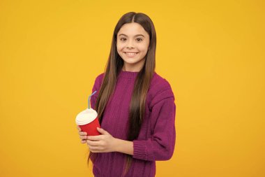 Genç kız elinde bir fincan sıcak kahve ya da çay tutuyor. Sarı arka planda paket bardağı olan çocuk, sabah enerji içeceği içeceği