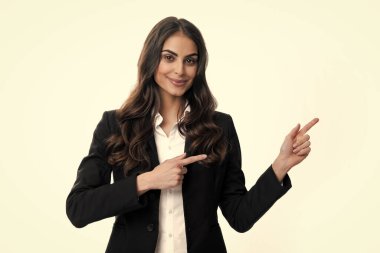 Kız öğrenci, genç öğretmen. Kadın fotokopi alanını işaret ediyor, kopyalama alanını gösteriyor. Promosyon, reklam içerikli jest gösteren kız, elle tavsiye edilen ürünü işaret ediyor. İzole edilmiş arkaplan