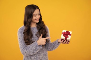 Sevimli çocuk Sevgililer Günü 'nü kutluyor, romantik hediye kutusu veriyor. Hediye, selam ve hediye doğum günü konsepti. Mutlu ergen, pozitif ve gülümseyen genç kız duyguları