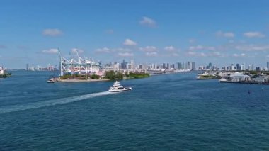 Miami, Florida, ABD - 21 Mayıs 2025: kargo feribot taşımacılığı. Arabalı feribot Miami 'de. Miami limanında kargo taşıyan bir feribot. Deniz taşımacılığı. Feribot nakliye kargosu taşır. Deniz nakliye gemisi.