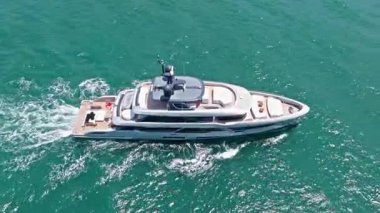 Miami, Florida, ABD - 26 Mayıs 2025 Lüks yaşam tarzı. Yaz tatili. Denizde yat. Sefer teknesi denizde yüzüyor. Motorlu tekne gezisi. Denizde lüks tekne motorlu yatı. Tekne turizmi..