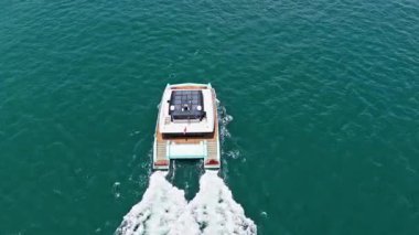 Miami, Florida, ABD - 26 Mayıs 2025 Yaz Tatili. Lüks seyahat yaşam tarzı. Yaz tatili. Denizdeki hava katamaranı. Deniz yolculuğu. Katamaran denizde yüzüyor. Lüks katamaran yatı. Büyük yat gezisi..