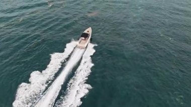 Miami, Florida, ABD - 21 Haziran 2025: Lüks tekne motorlu yat denizde. Tekne turizmi. Lüks bir yaşam tarzı. Yaz tatili. Denizde yat. Yelkenli yat denize açılıyor. Motorlu tekne yolculuğu, boşluğu kopyala.