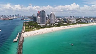 Miami ufuk çizgisinin havadan görünüşü. Miami şehrinin insansız hava aracı görüntüsü. Güney Miami ve okyanus manzarası. Gökdelenleri ve kıyı şeridi olan Miami gökdelenleri