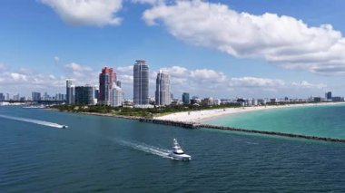 Turkuaz suları olan Miami Plajı 'nın havadan görünüşü. Miami siluetinin insansız hava aracı görüntüsü. South Beach 'in en iyi manzarası. Lüks gökdelenleri ve okyanusları olan Miami şehri. Miami 'nin ünlü sahil şeridi manzarası