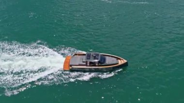 Tekne motorlu antenleri. Yaz tatili. Hava manzaralı motorlu tekne. Yat teknesi turu. Lüks tekne yatı. Sürat teknesi denizde. Denizdeki lüks özel yat. Motorlu yat lüks gemi. Açıklara yolculuk.