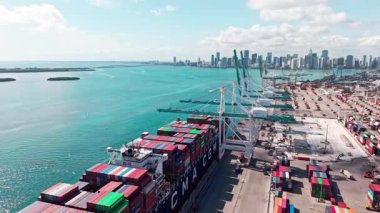 Miami, Florida, ABD - 02 Nisan 2025: ihracat ve ithalat. Kargo işi. Limanda konteynır ve hava manzaralı kargo hizmetleri. Yük konteynırı. Miami Limanı. Konteynır yükleniyor. Kargo bölümü.