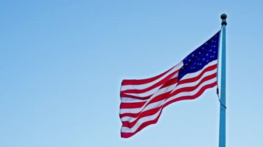 Anma Günü için Amerikan Bayrağı ya da 4 Temmuz. Rüzgarda dalgalanan Amerikan bayrağı. ABD bayrağı. Ulusal bayrak sallayarak mavi gökyüzünde Birleşik Devletler. Bağımsızlık Günü. Vatanseverlik sembolü. Gökyüzü yüksek vatanseverliği.