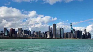 Bulutlu gökyüzü olan Chicago şehri. Şehir merkezindeki Chicago şehrinin silüeti. Gökdelen mimarisi. Chicago şehir manzarası. Gökdelen binalı bir şehir manzarası. Skyline mimarisi.