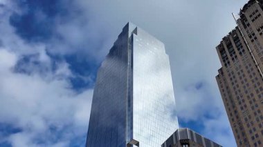 Camdan gökdelen yansıması. Business District City 'de gökyüzü yansıması. Modern ticari mimari. İş gökdeleni binası. Mimari inşaat sektörü. 4k görüntü.