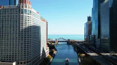 Chicago, Illinois, ABD - 21 Ekim 2024: Gökdelen binalı şehir manzarası. Şehir mimarisi işindeyim. Chicago Nehri. Şehir merkezindeki iş şehri. Gökdelen mimarisi. Chicago şehir manzarası.