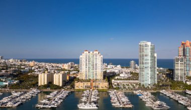 Yatı olan Miami marinasının gökyüzü manzarası. Miami şehrinin insansız hava aracı görüntüsü. Güney Miami ve okyanus manzarası
