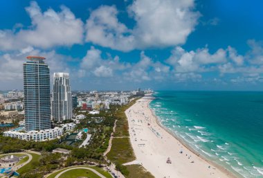 Ufuk çizgisi olan Miami Plajı hava manzarası. Miami yukarıdan. Miamis 'in ünlü simgeleri. Gökdelenleri olan South Pointe plajı. Miami şehri panoraması. Mavi gökyüzü ile Miami Sahili 'nin silüeti