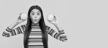 Günde elma yeterli değil. Elma tutan sürpriz kız. Sağlıklı olmak için elma yiyorum. Elmalı çocuk portresi, yatay poster. Kopyalama alanı olan başlık