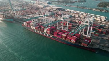 Miami, Florida, ABD - 28 Mart 2025: kargo konteynırı. Miami Limanı. Konteynır yükleniyor. İhraç ve ithalat. Kargo işi. Konteynırlı kargo servisi