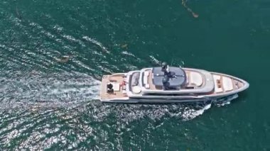 Denizde lüks tekne motorlu yatı. Tekne turizmi. Lüks bir yaşam tarzı. Yaz tatili. Denizde yat. Sefer teknesi denizde yüzüyor. Motorlu tekne hava üst görüntüsü.