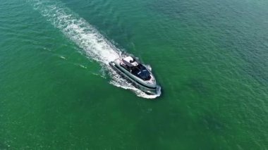 Denizdeki lüks özel yat. Motorlu yat lüks gemi. Tekne motorlu antenleri. Yaz tatili. Hava manzaralı motorlu tekne. Yat teknesi turu. Lüks tekne yatı. Sürat teknesi denizde. Yat kaçışı..