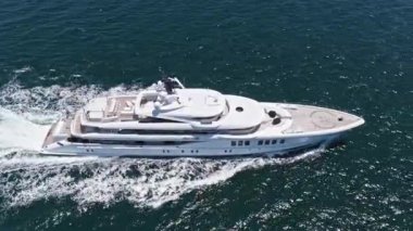 Miami, Florida, ABD - 20 Mayıs 2025 Tekne Turizmi. Lüks bir yaşam tarzı. Yaz tatili. Denizde yat. Sefer teknesi denizde yüzüyor. Motorlu tekne drone görüntüsü. Lüks tekne motorlu yatı denizde.