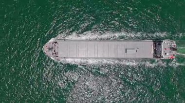 Kargo işi. Boş mavna. Denizde konteynırı olan kargo gemisi, hava manzaralı. Konteynır için kargo gemisi. Kargo gemisi limandan ayrılıyor. Konteynır lojistik gemisi. Dışarıya ve içeriye aktar.