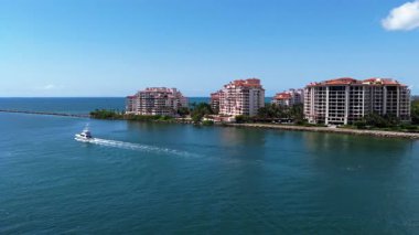 Miami gökdelenleri kıyı şeridinin yukarısında. Miamis kıyı manzarası yukarıdan. Miami kıyı şeridinin en üst manzarası. Miami sahili ve okyanusunun havadan görünüşü. Tropikal Miami kıyısı