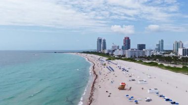 Miami ufuk çizgisinin havadan görünüşü. Miami şehrinin insansız hava aracı görüntüsü. Güney Miami ve okyanus manzarası. Gökdelenleri ve kıyı şeridi olan Miami gökdelenleri