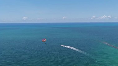 Parasailing spor aktivitesi. Gökyüzünde paraşüt. Aşırı dinlenme ve deniz paraşütü. Yaz tatili. Deniz sporu. Paraşüt paraşütü. Yaz tatilinde su sporu. Paraşütle paraşütle atlama.