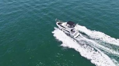 Motorlu yat lüks gemi. Tekne motorlu antenleri. Yaz tatili. Hava motorlu teknesi. Yat teknesi turu. Lüks tekne yatı. Sürat teknesi denizde. Denizdeki lüks özel yat. Turkuaz su.