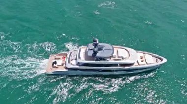 Miami, Florida, ABD - 26 Mayıs 2025 Lüks yaşam tarzı. Yaz tatili. Denizde yat. Sefer teknesi denizde yüzüyor. Motorlu tekne gezisi. Denizde lüks tekne motorlu yatı. Tekne turizmi..