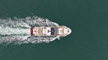 Miami, Florida, ABD - 21 Haziran 2025 Sürat teknesi gezisi. Denizde lüks tekne motorlu yatı. Tekne turizmi. Lüks bir yaşam tarzı. Yaz tatili. Denizde yat. Denizlerde yelken açan bir tekne..