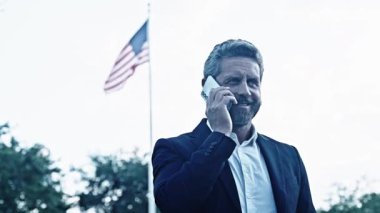 İş görüşmesi çağrısı. Ortağına telefon var. İletişim ve müzakere. İş adamı telefonda konuşuyor. Şirket kültürü. İş adamının telefonu var. İş iletişimi açık havada.