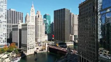 Chicago, Illinois, ABD - 21 Ekim 2024: Chicago River City. Şehir merkezindeki iş şehri. Gökdelen mimarisi. Chicago şehir manzarası. Şehir manzaralı gökdelen binası. Şehir manzarası iş mimarisi.