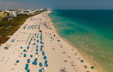 Miami Plajı 'nın gökyüzü manzarası. Miami Sahili 'nin insansız hava aracı görüntüsü. Güney Miami Sahili ve okyanus manzarası. Gökdelenleri ve kıyı şeridi olan Miami Plajı gökdelenleri