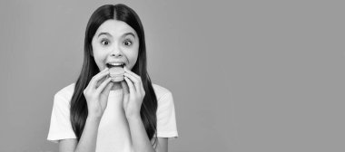 Sadece bir ısırık. Kurabiye. Şekerleme. Tatlı Fransız kekleri. Genç kız diş bakımı. Tatlı düşkünü. Lezzetli. Pastane bisküvileri. Tatlı fırınlı çocuk. Şaşırmış çocuk Fransız makaronu yiyor..