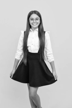 Okul üniformalı mutlu çocuk ve görüş koruma gözlükleri, okul.