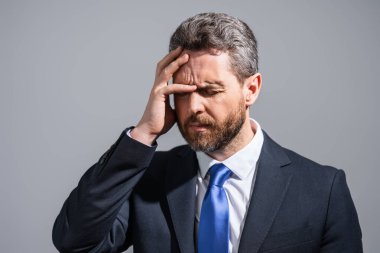 Baş ağrısı, yorgunluk ve stres. Takım elbiseli bir iş adamının migreni tuttu. Baş ağrısı konsepti. Acı çeken erkekler streslidir. Stresli ve baş ağrısı