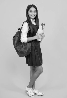 Sırt çantasında su şişesi olan tatlı bir kız.