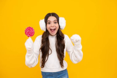 Şekerli lolipoplu çocuk. Şeker yemeyi bırak, şeker bağımlılığı. Genç diş bakımı, tatlıya düşkünlük.